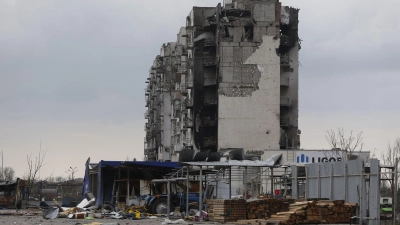 Ein beschädigtes Gebäude in Mariupol. (Foto: Victor/XinHua/dpa)