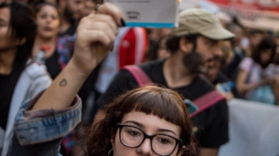 Demonstrantinnen und Demonstranten fordern finanzielle Unterstützung für staatliche Hochschulen und Universitäten in Argentinien. (Foto: Cristina Sille/dpa)