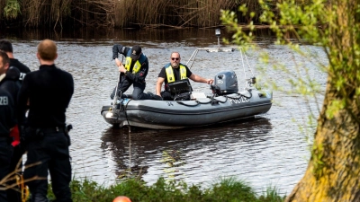 Ein Sonarboot der Polizei am 29. April bei der Suche nach Arian auf der Oste. (Foto: Daniel Bockwoldt/dpa)
