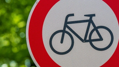 Ein Schild „Durchfahrt für Radfahrer verboten“ stehen nahe der oberbayerischen Gemeinde Straßlach-Dingharting am Straßenrand. (Foto: Peter Kneffel/dpa)
