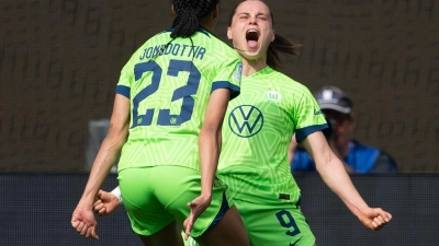 Wolfsburgs Ewa Pajor (r) und Sveindis Jonsdottir jubeln nach einem Treffer. (Foto: Swen Pförtner/dpa/Archivbild)