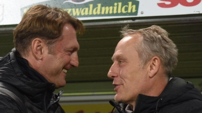Ralph Hasenhüttl (l) hat seinen Freiburger Trainerkollegen Christian Streich gelobt. (Foto: Patrick Seeger/dpa)