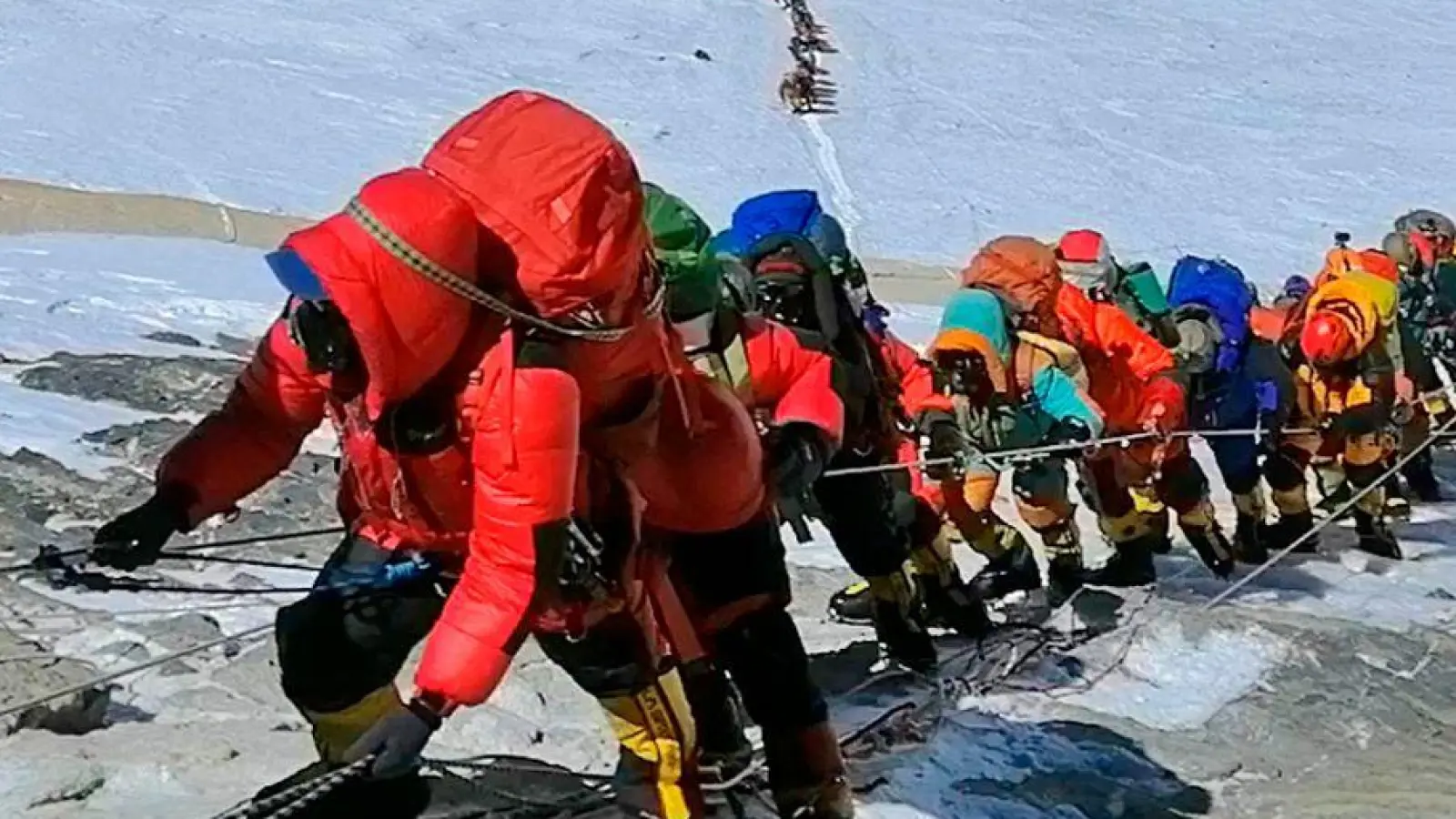 Wer den Mount Everest in Nepal besteigt, ist dort schon lange nicht mehr allein unterwegs. (Foto: Rizza Alee/AP/dpa)