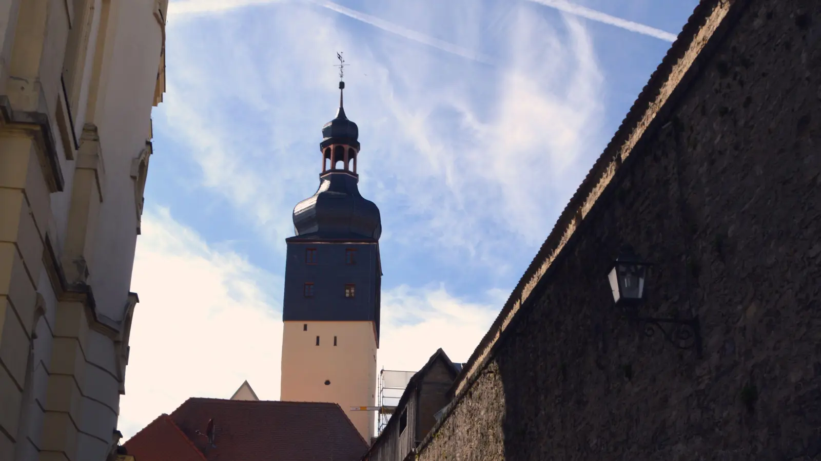 Der Blick auf den Würzburger Torturm ist wieder frei – das Netz ist entfernt, das Gerüst im oberen Bereich abgebaut. (Foto: Johannes Zimmermann)