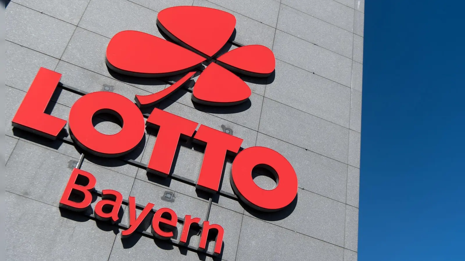 Das Logo und der Schriftzug „Lotto Bayern” sind an dem Firmengebäude der Lottozentrale zu sehen. (Foto: Sven Hoppe/dpa)