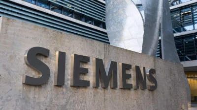 Der Schriftzug „Siemens“ vor der Firmenzentrale. (Foto: Sven Hoppe/dpa)