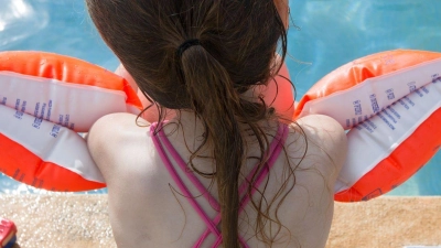 Schwimmlernhilfen sollen nicht vor dem Ertrinken schützen, sondern genug Auftrieb geben, damit sich das Kind in waagerechter Position im Wasser halten und Schwimmbewegungen üben kann. (Foto: Florian Schuh/dpa-tmn/dpa)