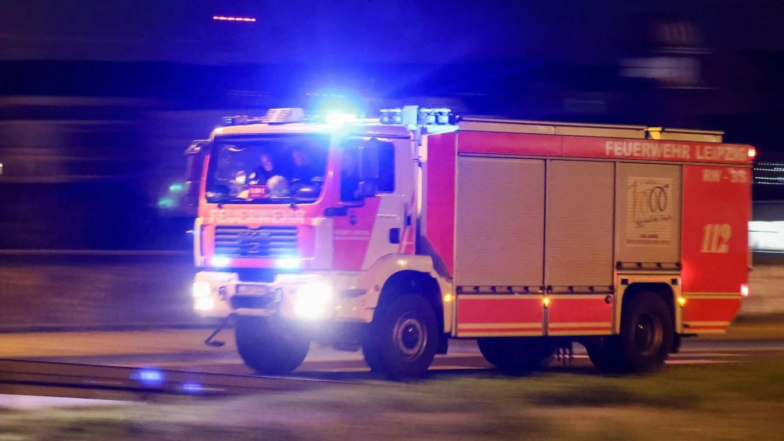 Ein Löschfahrzeug der Feuerwehr fährt mit Blaulicht und Martinshorn. (Foto: Jan Woitas/dpa)