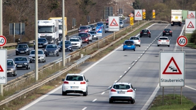 Die A73 (Frankenschnellweg), stadteinwärts Richtung Nürnberg kurz vor einer Ampelkreuzung. Als Frankenschnellweg wird der fränkische Teil der Autobahn 73 zwischen Feucht und Suhl in Thüringen bezeichnet. (Foto: Daniel Karmann/dpa)