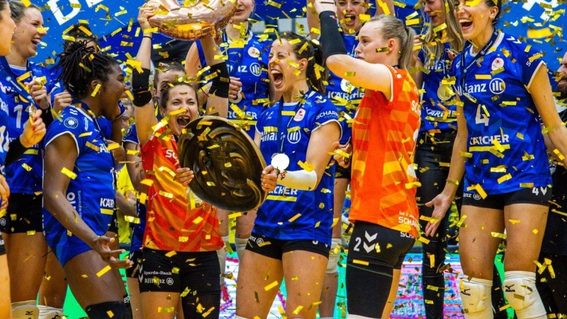 Die Volleyballerinnen des MTV Stuttgart haben zum dritten Mal in Folge den deutschen Meistertitel gewonnen. Im fünften Spiel der Playoff-Finalserie setzte sich das Team beim SSC Schwerin mit 3:1 durch. (Foto: Jens Büttner/dpa)