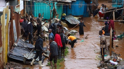 Bewohner retten ihr Hab und Gut nach schweren Regenfällen in den Mathare-Slums von Nairobi. (Foto: Joy Nabukewa/XinHua/dpa)