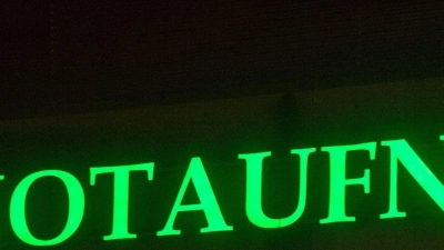 Der Schriftzug „Notaufnahme“ hängt in leuchtendem Grün an einem Krankenhaus. (Foto: Stefan Sauer/dpa/Symbolbild)