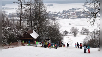 Der Skilift am Nordhang des Hesselbergs oberhalb von Ehingen ist derzeit außer Betrieb. Unbekannte haben das Stahlseil durchtrennt. Das Bild stammt aus dem Jahr 2019. (Foto: Peter Tippl)