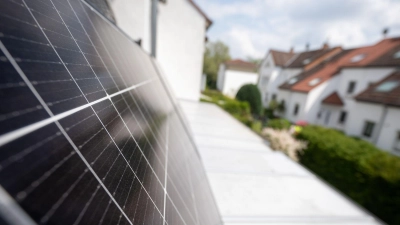 Durch das Solarpaket vereinfacht die Bundesregierung zukünftig die Installation von Steckersolargeräten für Verbraucherinnen und Verbraucher. (Foto: Sebastian Gollnow/dpa)