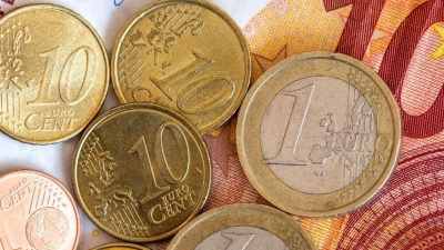 Linken-Chef Schirdewan fordert, den Mindestlohn von derzeit 12,41 Euro auf 15 Euro zu erhöhen. (Foto: Jan Woitas/dpa)