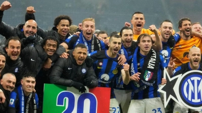 Die Spieler von Inter Mailand feiern die Meisterschaft. (Foto: Luca Bruno/AP/dpa)