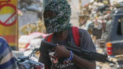 Bewaffnete Mitglieder der Bande G9 and Family an ihrer Straßensperre im Viertel Delmas 6 in Port-au-Prince. (Foto: Odelyn Joseph/AP/dpa)