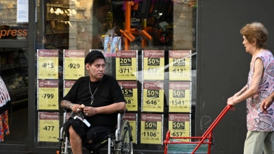 Menschen gehen in Buenos Aires einkaufen. Die jährliche Inflationsrate ist in Argentinien auf über 250 Prozent gestiegen. (Foto: Martin Cossarini/dpa)