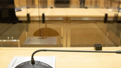 Ein Mikrofon in einem Gerichtssaal. (Foto: Friso Gentsch/dpa/Symbolbild)