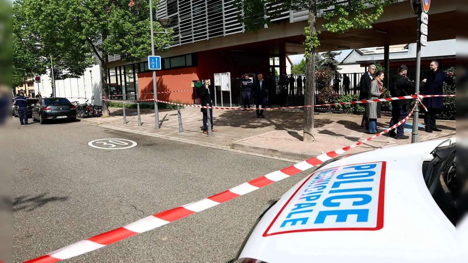 Der Tatort in der Nähe der Schule: Der mutmaßliche Täter ist vorher nicht wegen Radikalisierung aufgefallen. (Foto: Frederick Florin/AFP/dpa)