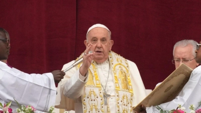 Papst Franziskus erteilt den Segen „Urbi et Orbi“ von der zentralen Loge des Petersdoms. (Foto: Andrew Medichini/AP/dpa)