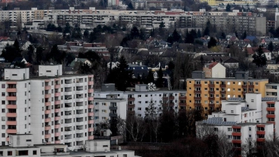 Die Hochhäuser der Gropiusstadt im Süden von Berlin. Die zwischen 1962 bis 1975 errichtete Großwohnsiedlung gilt als sozialer Brennpunkt. (Foto: Britta Pedersen/dpa-Zentralbild/dpa)