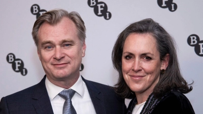 Christopher Nolan und Emma Thomas erhalten den Ritterschlag. (Foto: Vianney Le Caer/Invision/dpa)