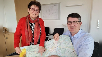 Anita Bibelriether-Helm war Wanderwegewartin der Gemeinde Dietersheim. Bürgermeister Jürgen Meyer dankt ihr für das ehrenamtliche Engagement. (Foto: Nina Daebel)