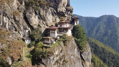 In dem kleinen, abgeschotteten Himalaya-Königreich Bhutan ist erstmals seit rund zwei Jahren wieder eine internationale Touristengruppe unterwegs. (Foto: Nick Kaiser/dpa/Archiv)