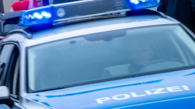 Ein Wagen der Polizei ist mit Blaulicht im Einsatz. (Foto: Jens Büttner/dpa/Symbolbild)