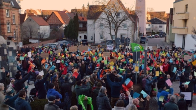 Im Januar hatten rund 500 Menschen vor der Uffenheimer Stadthalle ein buntes Zeichen für Demokratie gesetzt. Am 17. Mai soll zum Grundgesetzjubiläum eine Menschenkette folgen, so Dekan Max von Egidy. (Foto: Johannes Zimmermann)