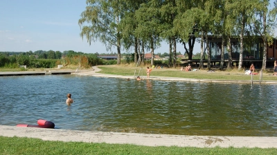 An den warmen Tagen der Sommermonate lockt das Wassertrüdinger Wörnitzflussbad zur Abkühlung. Die Badestelle wurde unter Einsatz von Fördermitteln zu einer Freizeitanlage aufgewertet und im August 2011 eingeweiht. (Foto: Peter Tippl)