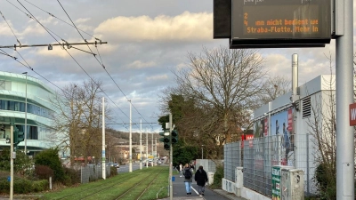 Eine verwaiste Straßenbahnhaltestelle in Würzburg. (Foto: Vanessa Köneke/dpa)