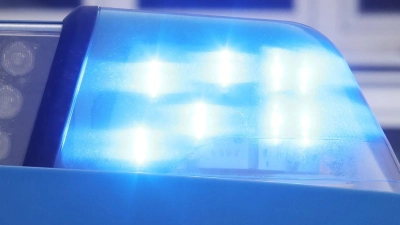 Das blinkende Blaulicht an einem Dienstauto der Polizei. (Foto: Bodo Schackow/dpa)