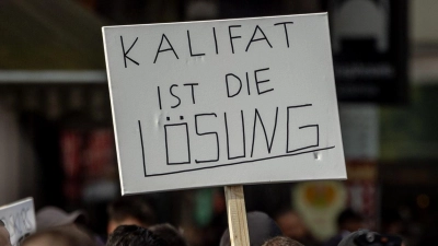 Im Hamburger Stadtteil St. Georg protestierten am Samstag mehr als 1000 Menschen gegen eine angeblich islamfeindliche Politik und Medienkampagne in Deutschland. (Foto: Axel Heimken/dpa)