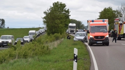 Nach einem Unfall auf der B470 bei Bad Windsheim wurde die Strecke für den Gesamtverkehr gesperrt. Die Autofahrer wichen teils auf einen parallel verlaufenden Wirtschaftsweg - im Foto links - aus. (Foto: Gerhard Krämer)